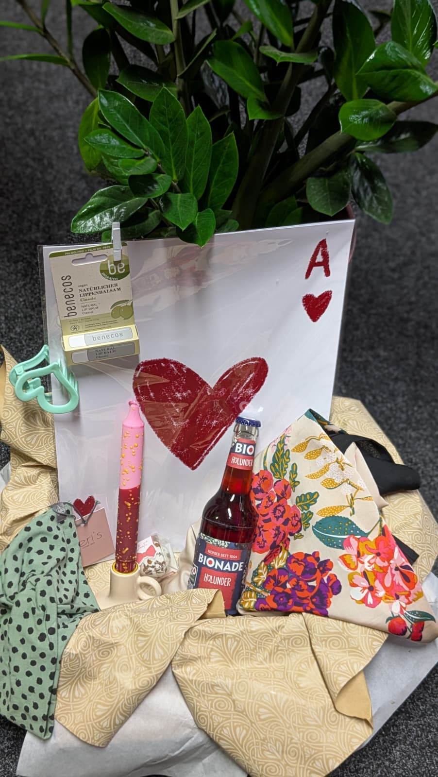 Ein Herz aus Geschenken – bunt & nachhaltig